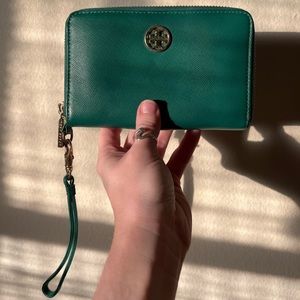 🍀 Green Tory Burch Zip Wristlet 💚